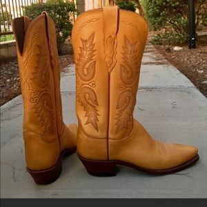 Never worn! Lucchese tan leather cowboy boots.